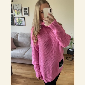 Pachnący sweter golf oversize La..mu - różowy