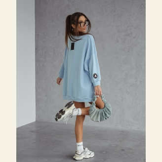 Bluza oversize z muchą Me Gusta - błękitna