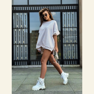 Bluza oversize z muchą Me Gusta - śmietankowa paski